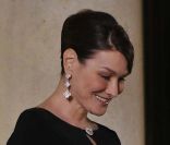 Carla Bruni sur le perron de l\'Élysée, à Paris, le 27 janvier 2012.