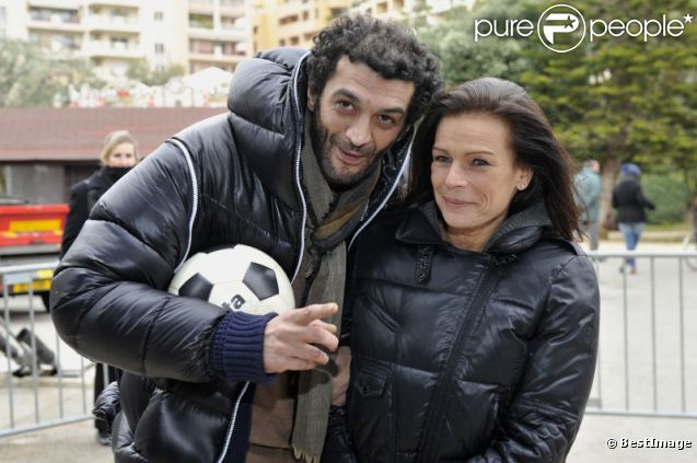 Ramzy Bédia et Stéphanie de Monaco le 11 février 2012 au chapiteau de Fontvieille de Monaco pour l'événement Le Show Beach Soccer le Tournoi des célébrités