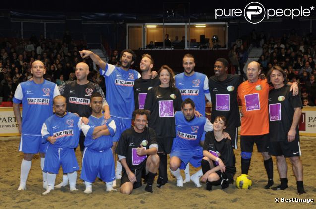 Ramzy Bédia, M. Pokora, Vincent Lagaf', Marco Simone, Dounia Coesens et Elodie Varlet le 11 février 2012 au chapiteau de Fontvieille de Monaco pour l'événement Le Show Beach Soccer le Tournoi des célébrités