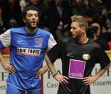 Ramzy et M. Pokora le 11 février 2012 au chapiteau de Fontvieille de Monaco pour l'événement Le Show Beach Soccer le Tournoi des célébrités