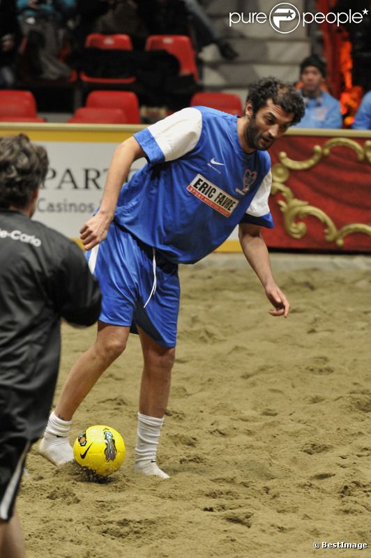 Ramzy le 11 février 2012 au chapiteau de Fontvieille de Monaco pour l'événement Le Show Beach Soccer le Tournoi des célébrités