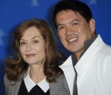 Isabelle Huppert et le réalisateur Brillante Mendoza présente Captive au festival de Berlin, le 12 février 2012.