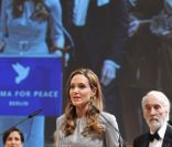 Angelina Jolie lors du gala Cinema for Peace, dans le cadre du festival de Berlin, le 13 février 2012