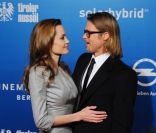 Les amoureux Angelina Jolie et Brad Pitt lors du gala Cinema for Peace, dans le cadre du festival de Berlin, le 13 février 2012