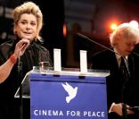 Catherine Deneuve lors du gala Cinema for Peace, dans le cadre du festival de Berlin, le 13 février 2012
