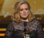 Adele sur la scène du Staples Center de Los Angeles lors des 54e Grammy Awards, le 12 février 2012. Elle a notamment remercié, en recevant l'un de ses six trophées, son boyfriend Simon Konecki pour son soutien.