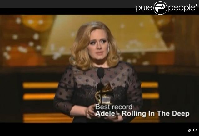 Adele sur la scène du Staples Center de Los Angeles lors des 54e Grammy Awards, le 12 février 2012. Elle a notamment remercié, en recevant l'un de ses six trophées, son boyfriend Simon Konecki pour son soutien.