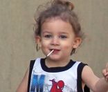 Sparrow tient sa maman Nicole Richie par la main et dévore une sucette à Los Angeles, le 14 février 2012.