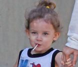 Harlow (deux ans) sort de l\'école et tient sa mère Nicole Richie par la main. Los Angeles, le 14 février 2012.