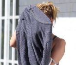 Nicole Richie se cache derrière un sweater rayé à Los Angeles, le 14 février 2012.