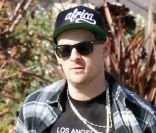 Joel Madden tient sa fille Harlow par la main. Il est allé la récupérer à la sortie de l\'école. Los Angeles, le 14 février 2012.