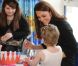 Kate avec la petite Paige Hearn. Catherine, duchesse de Cambridge, était en déplacement à Liverpool le 14 février 2012 pour sa deuxième mission officielle : en cette Saint-Valentin sans le prince William, le public était là pour la combler d'amour, à l'occasion de ses visites du bar sans alcool The Brink et de l'hôpital pour enfants Alder Hey.