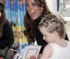 Kate avec la petite Paige Hearn. Catherine, duchesse de Cambridge, était en déplacement à Liverpool le 14 février 2012 pour sa deuxième mission officielle : en cette Saint-Valentin sans le prince William, le public était là pour la combler d'amour, à l'occasion de ses visites du bar sans alcool The Brink et de l'hôpital pour enfants Alder Hey.