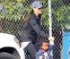 Sandra Bullock et son petit Louis main dans la main, à la sortie de l'école, le 16 février 2012 à Los Angeles