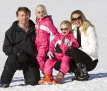 Le prince Friso d'Orange-Nassau, sa femme la princesse Mabel et leurs filles les comtesses Luana et Zaria en vacances dans la station autrichienne de Lech en février 2011. Le 17 février 2012, le prince Friso a été pris dans une avalanche et transporté en soins intensifs à Innsbruck.
