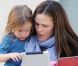 Jennifer Garner : Seraphina joue à l'Ipad dans les bras de sa maman après être allée chercher Violet à son cours de karaté à Los Angeles le 17 février 2012