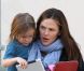 Jennifer Garner : Seraphina joue à l'Ipad dans les bras de sa maman après être allée chercher Violet à son cours de karaté à Los Angeles le 17 février 2012