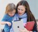 Jennifer Garner : Seraphina joue à l'Ipad dans les bras de sa maman après être allée chercher Violet à son cours de karaté à Los Angeles le 17 février 2012