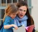 Jennifer Garner : Seraphina joue à l'Ipad dans les bras de sa maman après être allée chercher Violet à son cours de karaté à Los Angeles le 17 février 2012