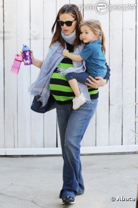Jennifer Garner, très enceinte, porte son adorable Seraphina après être allée chercher sa petite Violet à son cours de karaté à Los Angeles le 17 février 2012