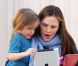 Jennifer Garner : Seraphina joue à l'Ipad dans les bras de sa maman après être allée chercher Violet à son cours de karaté à Los Angeles le 17 février 2012