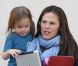Jennifer Garner : Seraphina joue à l'Ipad dans les bras de sa maman après être allée chercher Violet à son cours de karaté à Los Angeles le 17 février 2012