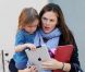 Jennifer Garner : Seraphina joue à l'Ipad dans les bras de sa maman après être allée chercher Violet à son cours de karaté à Los Angeles le 17 février 2012