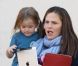 Jennifer Garner : Seraphina joue à l'Ipad dans les bras de sa maman après être allée chercher Violet à son cours de karaté à Los Angeles le 17 février 2012