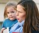 Jennifer Garner : Seraphina joue à l'Ipad dans les bras de sa maman après être allée chercher Violet à son cours de karaté à Los Angeles le 17 février 2012