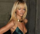 Rihanna, divine en vert émeraude, affiche des décolletés ensorcelants...
