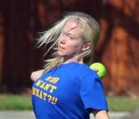 <p>Kendra Wilkinson-Baskett ne plaisante pas lorsqu\'elle joue au baseball avec son mari Hank et son fils Hank Jr. à Westlake le 18 février 2012</p>