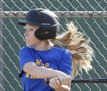 <p>Kendra Wilkinson-Baskett se donne à 200% au baseball avec son mari Hank et son fils Hank Jr. à Westlake le 18 février 2012</p>