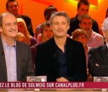Pierre Lescure, Antoine de Caunes et Philippe Gildas durant la météo de Solweig dans Le Grand Journal sur Canal +
