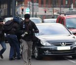Dominique Strauss-Kahn arrive à la gendarmerie de Lille pour y être entendu dans l'affaire du Carlton, le 21 février 2012.