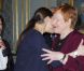  La princesse Victoria a chaleureusement salué Tarja Halonen, qui quittera ses fonctions de présidente de la Finlande au 1er mars 2012. 
 La princesse Victoria de Suède, enceinte de huit mois, prenait part le 21 février 2012 à un déjeuner en l'honneur de la présidente sortante de la Finlande, Tarja Halonen, au palais royal, à Stockholm. 