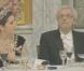 Le 15 janvier 2012, le Dr. Petti Arajärvi, époux de la présidente finlandaise Tarja Halonen, n'a pu réprimer un coup d'oeil dans le décolleté de la princesse Mary de Danemark au cours d'un dîner d'Etat. Pris en flagrant délit !