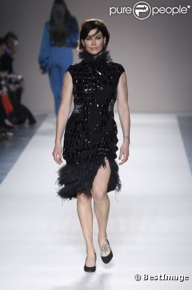 Carré Otis défile pour la marque Elena Miro à Milan, le 22 février 2012.