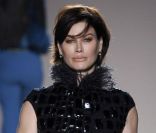 Carré Otis défile pour la marque Elena Miro à Milan, le 22 février 2012.