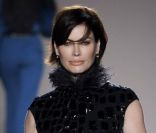 Carré Otis défile pour la marque Elena Miro à Milan, le 22 février 2012.