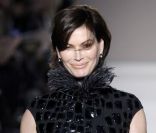 Carré Otis défile pour la marque Elena Miro à Milan, le 22 février 2012.