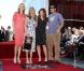 Entourée de Malin Akerman, Adam Sandler et Kathryn Hahn, Jennifer Aniston reçoit son étoile sur le Walf of Fame, à Los Angeles, le 22 février 2012.