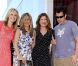 Entourée de Malin Akerman, Adam Sandler et Kathryn Hahn, Jennifer Aniston reçoit son étoile sur le Walf of Fame, à Los Angeles, le 22 février 2012.
