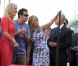 Entourée de Main Akerman et Adam Sandler, Jennifer Aniston reçoit son étoile sur le Walf of Fame, à Los Angeles, le 22 février 2012.