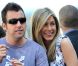 Jennifer Aniston, soutenue par Adam Sandler, reçoit son étoile sur le Walf of Fame, à Los Angeles, le 22 février 2012.