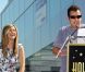 Jennifer Aniston, soutenue par Adam Sandler, reçoit son étoile sur le Walf of Fame, à Los Angeles, le 22 février 2012.