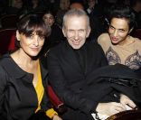 Inès de la Fressange, Jean-Paul Gaultier et Farida Khelfa pour le spectacle <em>Diva Latina</em>, au Théâtre du Châtelet, à Paris, le 27 janvier 2012.
