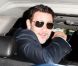Michel Hazanavicius s'engouffre dans une voiture lors de son arrivée à Los Angeles le 25 février 2012 avec l'équipe de The Artist la veille de la cérémonie des Oscars