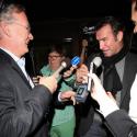 Oscars 2012 : Jean Dujardin débarque à Los Angeles et reçoit un nouveau trophée