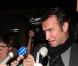 Jean Dujardin harcelé par les journalistes lors de son arrivée à Los Angeles le 25 février 2012 avec l'équipe de The Artist la veille de la cérémonie des Oscars