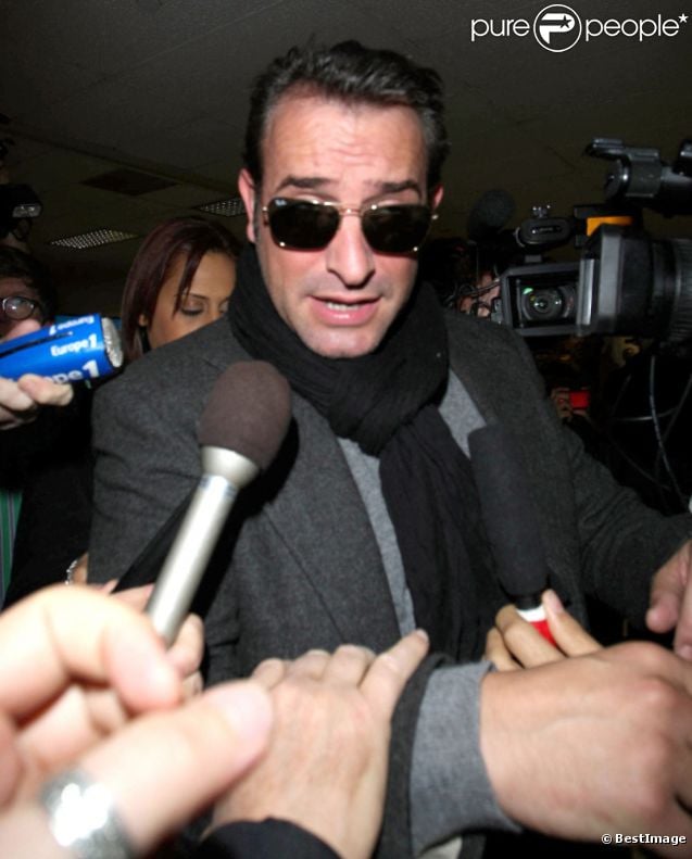 Jean Dujardin lors de son arrivée à Los Angeles le 25 février 2012 avec l'équipe de The Artist la veille de la cérémonie des Oscars